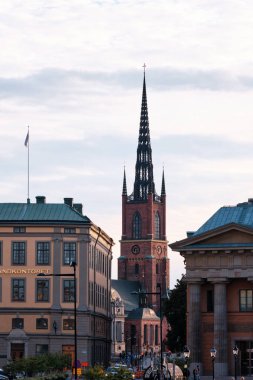 Stockholm, İsveç - Eylül 2022: Riddarholmen Kilisesi ve manzaralı sokak manzaralı süslü kule