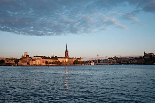 スウェーデン ストックホルム 2022年9月 リダーホルム教会 Riddarholmskyrkan リダーホルメン島 町役場のウォーターフロントからの夕日のスカイラインビューで旧市街 — ストック写真