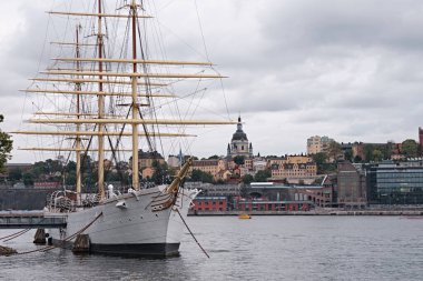 Stockholm, İsveç - Eylül 2022: Skeppsholmen Adası 'ndaki tarihi uzun yelkenli gemisi AF Chapman' ın manzarası