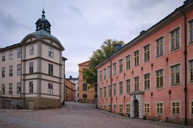 Stockholm, İsveç - Eylül 2022 Birger Jarls torg 'daki eski pembe klasik binaya Riddarholmstorget Meydanı deniyordu. 