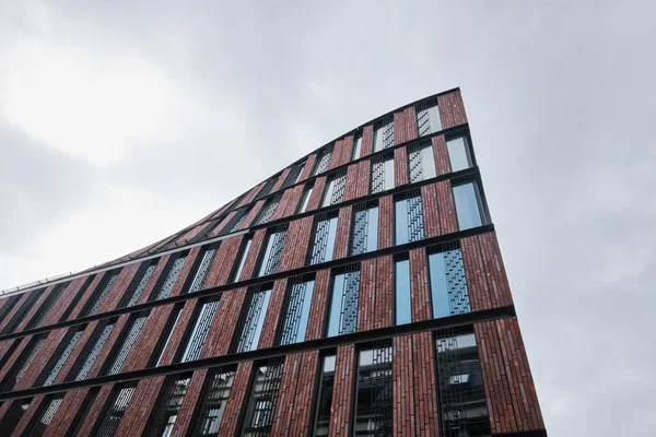 ストックホルム スウェーデン 2022年9月 3Xnによって設計されたニンブロガタン17の建物のツイスト赤レンガのファサード — ストック写真