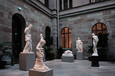 Stockholm, İsveç - Eylül 2022: Ulusal İsveç Müzesi 'nin iç sergi galerisi ve salon manzarası ve mermer Yunan heykelleri