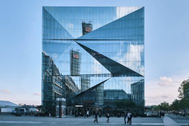 Berlin, Almanya - Eylül 2022: Berlin Merkez İstasyonu 'nda tasarlanan modern ve mimari Küp Berlin ofis binasının görüntüsü