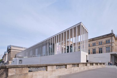Berlin, Almanya - Eylül 2022: James Simon Gallery 'nin modern giriş binası, Berlin Müzesi Adası Ziyaretçi Merkezi