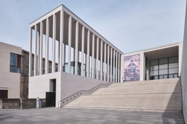 Berlin, Almanya - Eylül 2022: James Simon Gallery 'nin modern giriş binası, Berlin Müzesi Adası Ziyaretçi Merkezi