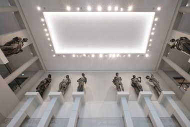 Berlin, Almanya - Eylül 2022: Berlin, Almanya - Eylül 2022: Humboldt Forum 'un iç görünümü, insan tarihi, sanat ve kültürüne adanmış, Müze Adası' ndaki Berlin Sarayı 'nda bulunan bir müzedir.
