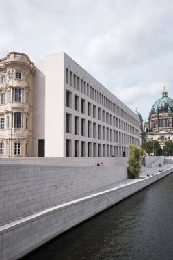 Berlin, Almanya - Eylül 2022: Humboldt Forum 'un Dış Görünümü, Berlin Müzesi' nde bulunan ve insanlık tarihi, sanat ve kültürüne adanmış bir müzedir.