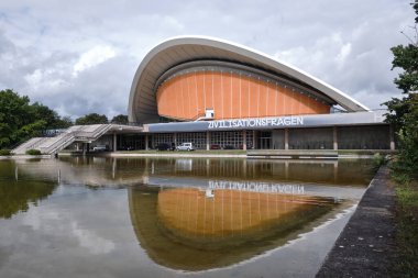 Berlin, Almanya - Eylül 2022: The Haus der Kulturen der Welt (Dünya Kültür Evi). Uluslararası çağdaş sanatların merkezidir..