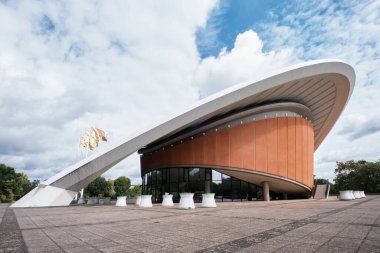 Berlin, Almanya - Eylül 2022: The Haus der Kulturen der Welt (Dünya Kültür Evi). Uluslararası çağdaş sanatların merkezidir..