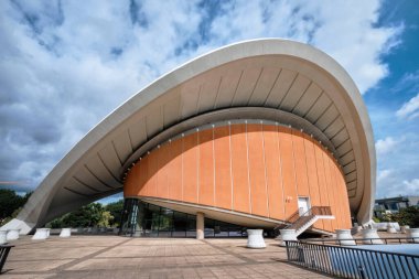 Berlin, Almanya - Eylül 2022: The Haus der Kulturen der Welt (Dünya Kültür Evi). Uluslararası çağdaş sanatların merkezidir..