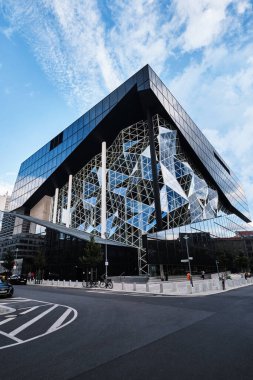 Berlin, Almanya - Eylül 2022: OMA tarafından tasarlanan Axel Springer Kampüsü 'nün çağdaş binası 