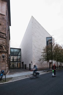 Berlin, Almanya - Eylül 2022: I. M. Pei tarafından tasarlanan Alman Tarihi Müzesinin Zeughaus kanat uzantısı