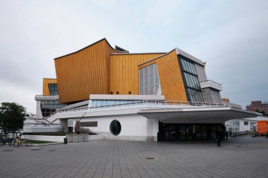 Berlin, Almanya - Eylül 2022: Alman mimar Hans Scharoun tarafından tasarlanan Berliner Filarmoni konser salonu, modern mimarinin bir başyapıtıdır.