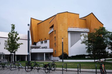 Berlin, Almanya - Eylül 2022: Alman mimar Hans Scharoun tarafından tasarlanan Berliner Filarmoni konser salonu, modern mimarinin bir başyapıtıdır.