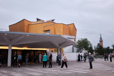 Berlin, Almanya - Eylül 2022: Alman mimar Hans Scharoun tarafından tasarlanan Berliner Filarmoni konser salonu, modern mimarinin bir başyapıtıdır.