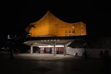 Berlin, Almanya - Eylül 2022: Alman mimar Hans Scharoun tarafından tasarlanan Berliner Filarmoni konser salonu, modern mimarinin bir başyapıtıdır.