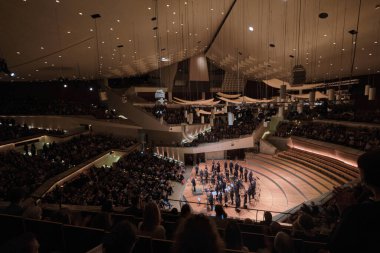 Berlin, Almanya - Eylül 2022: Berlin, Almanya 'da Berliner Filarmoni' nin ana salonu. Berlin Filarmoni Orkestrası 'nın evi