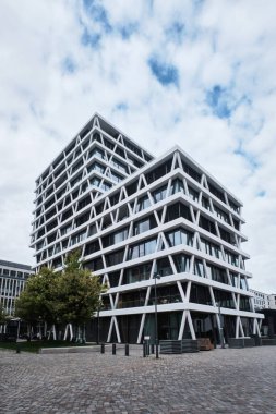 Berlin, Almanya - Eylül 2022: 50Hertz Transmisyon GmbH 'nin modern ofis binası