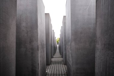 Berlin, Almanya - Eylül 2022: Berlin Mitte 'deki Brandenburg Kapısı yakınlarındaki Soykırım Anıtı' nın beton blokları