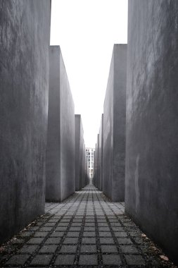 Berlin, Almanya - Eylül 2022: Berlin Mitte 'deki Brandenburg Kapısı yakınlarındaki Soykırım Anıtı' nın beton blokları