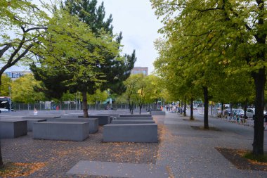 Berlin, Almanya - Eylül 2022: Berlin Mitte 'deki Brandenburg Kapısı yakınlarındaki Soykırım Anıtı' nın beton blokları