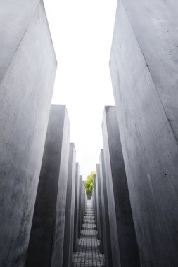 Berlin, Almanya - Eylül 2022: Berlin Mitte 'deki Brandenburg Kapısı yakınlarındaki Soykırım Anıtı' nın beton blokları