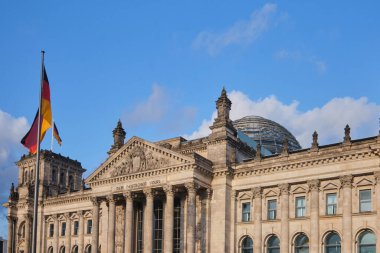 Berlin, Almanya - Eylül 2022: Reichstag (Bundestag) binasının cephe manzarası