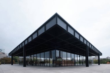 Berlin, Almanya - Eylül 2022: Kulturforum 'daki Yeni Ulusal Galeri Ludwig Mies van der Rohe tarafından tasarlanan müzedir. Klasik modernizmin bir simgesi.