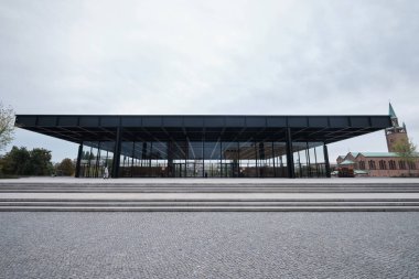 Berlin, Almanya - Eylül 2022: Kulturforum 'daki Yeni Ulusal Galeri Ludwig Mies van der Rohe tarafından tasarlanan müzedir. Klasik modernizmin bir simgesi.