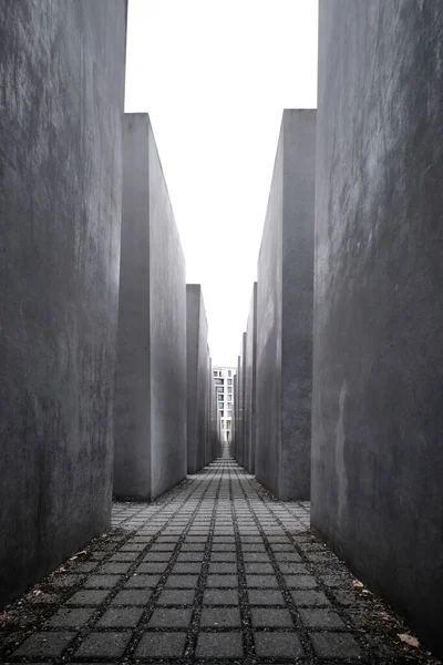 ベルリン ドイツ 2022年9月 ベルリンミッテのブランデンブルク門近くのホロコースト記念碑のコンクリートブロック — ストック写真