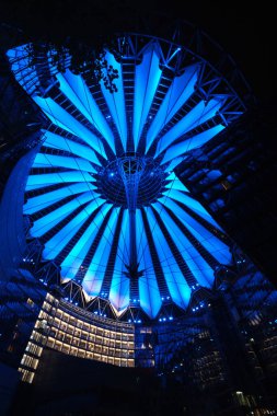 Berlin, Almanya - Eylül 2022: Potsdam Meydanı 'nda geceleri Sony Center' ın gökdelenleriyle donatılmış cam çatı kubbesi