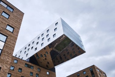 Berlin, Almanya - Eylül 2022: Nhow Berlin Oteli 'nin modern mimarisi ve fütüristik kantimetresi, NPS Tchoban Voss tarafından tasarlanan Friedrichshain bölgesinin Spree nehrinin hemen kıyısında yer almaktadır.