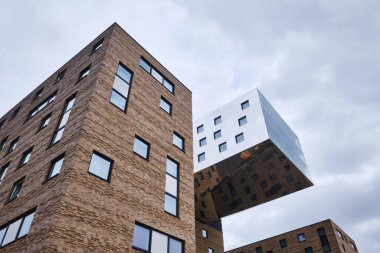 Berlin, Almanya - Eylül 2022: Nhow Berlin Oteli 'nin modern mimarisi ve fütüristik kantimetresi, NPS Tchoban Voss tarafından tasarlanan Friedrichshain bölgesinin Spree nehrinin hemen kıyısında yer almaktadır.