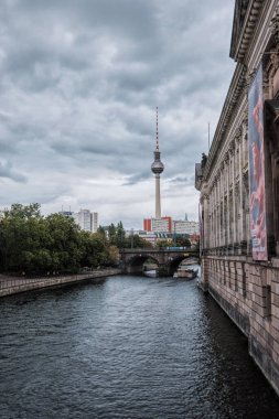 Berlin, Almanya - Eylül 2022: Alexanderplatz Meydanı üzerinde TV Kulesi (Fernsehturm)