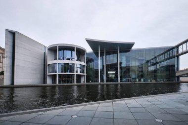 Berlin, Almanya - Eylül 2022: Paul Loebe Binası 'nın kentsel şehir modern mimarisi, beton ve cam karışımı büyük saçaklar ve zarif tasarım