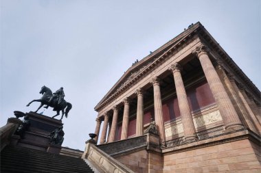 Berlin, Almanya - Eylül 2022: Alte Nationalgalerie, Berlin 'in tarihi merkezindeki Müze Adası' nda inşa ediliyor.