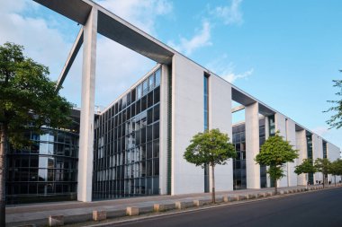 Berlin, Almanya - Eylül 2022: Paul Loebe Binası 'nın kentsel şehir modern mimarisi, beton ve cam karışımı büyük saçaklar ve zarif tasarım