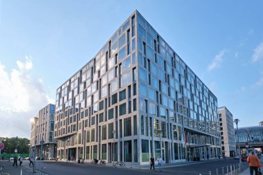 Berlin, Almanya - Eylül 2022: Steigenberger Hotel am Kanzleramt modern bina cephesi