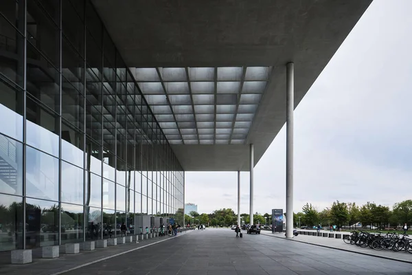 德国柏林 2022年9月 城市现代建筑Paul Loebe Building 混凝土和玻璃与大屋檐的混合 以及优雅的设计 — 图库照片