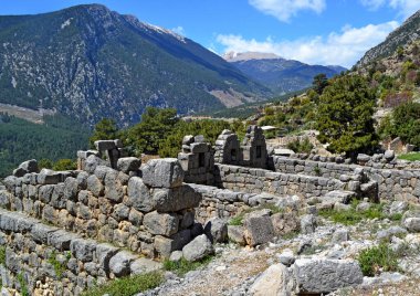 Antalya, Türkiye, Eylül 2018: Antik Lycian Şehri Arykanda. Şehir, bir dağ yamacına tırmanan beş büyük terasın üzerine kurulmuş.