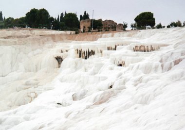 Denizli, Türkiye - Eylül 2017: Pamukkale 'deki doğal travertin havuz ve teraslarının manzarası. Türkiye 'nin güneybatısındaki pamuk kale