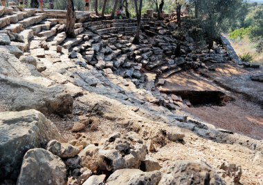 Mugla, Marmaris, Türkiye, Haziran 2018: Kedrai kentindeki antik Yunan tiyatrosunun kalıntıları. Sedir Adası, Gokova Körfezi, Ege Denizi