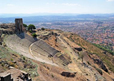 Bergama, Türkiye, Eylül 2018: Antik Yunan ve Roma döneminden kalma iyi korunmuş tiyatro, Pergamon bir Unesco Dünya Mirası. Burada özellikle arkeolojik alanın görüntüsü