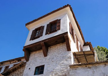 İzmir, Selcuk, Türkiye, Mayıs. 2018: İzmir 'in Sirince köyünde geleneksel bir ev manzarası. 600 kişinin yaşadığı köy, Osmanlı Hıristiyan mimarisinin nadir örneklerinden biridir.