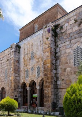 İzmir, Selcuk, Türkiye, Mayıs. 2018: Türkiye 'deki ünlü Efes harabeleri yakınlarındaki Selcuk kasabasındaki tarihi İsa Bey camii. 1375 'te yapılmış.