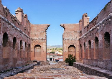 Bergama, Türkiye, Eylül 2018: Kızıl Bazilika 'nın iç görünümü, Kızıl Salon olarak da bilinir, antik Pergamon şehrinde harap olmuş anıtsal bir tapınaktır.