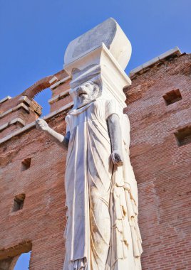 Bergama, Türkiye, Eylül 2018: Bergama 'nın Kızıl Bazilikası ve aslan başlı Mısır tanrıçası Sekhmet, Pergamon