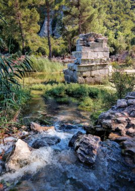 Olimpos, Antalya, Türkiye, Mayıs 2019: Antik Olimpos (Olympus) kentinin kalıntıları. Lycia şehrinden peyzaj ve akıntı