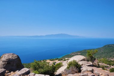 Çanakkale, Türkiye - 2 Ağustos 2021 Ege Denizi manzaralı Assos Antik Kenti Athena Tapınağı