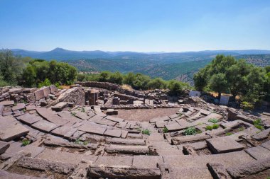 Manisa, Türkiye - 1 Ağustos 2021, Aigai antik şehri ve Yunt Dağı manzarası 